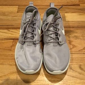 Light gray Nike roches